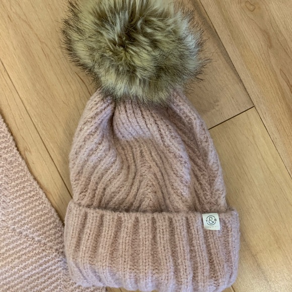 BRAND NEW Light pink Treasure and Bond winter set - scarf, toque and gloves - Picture 5 of 7